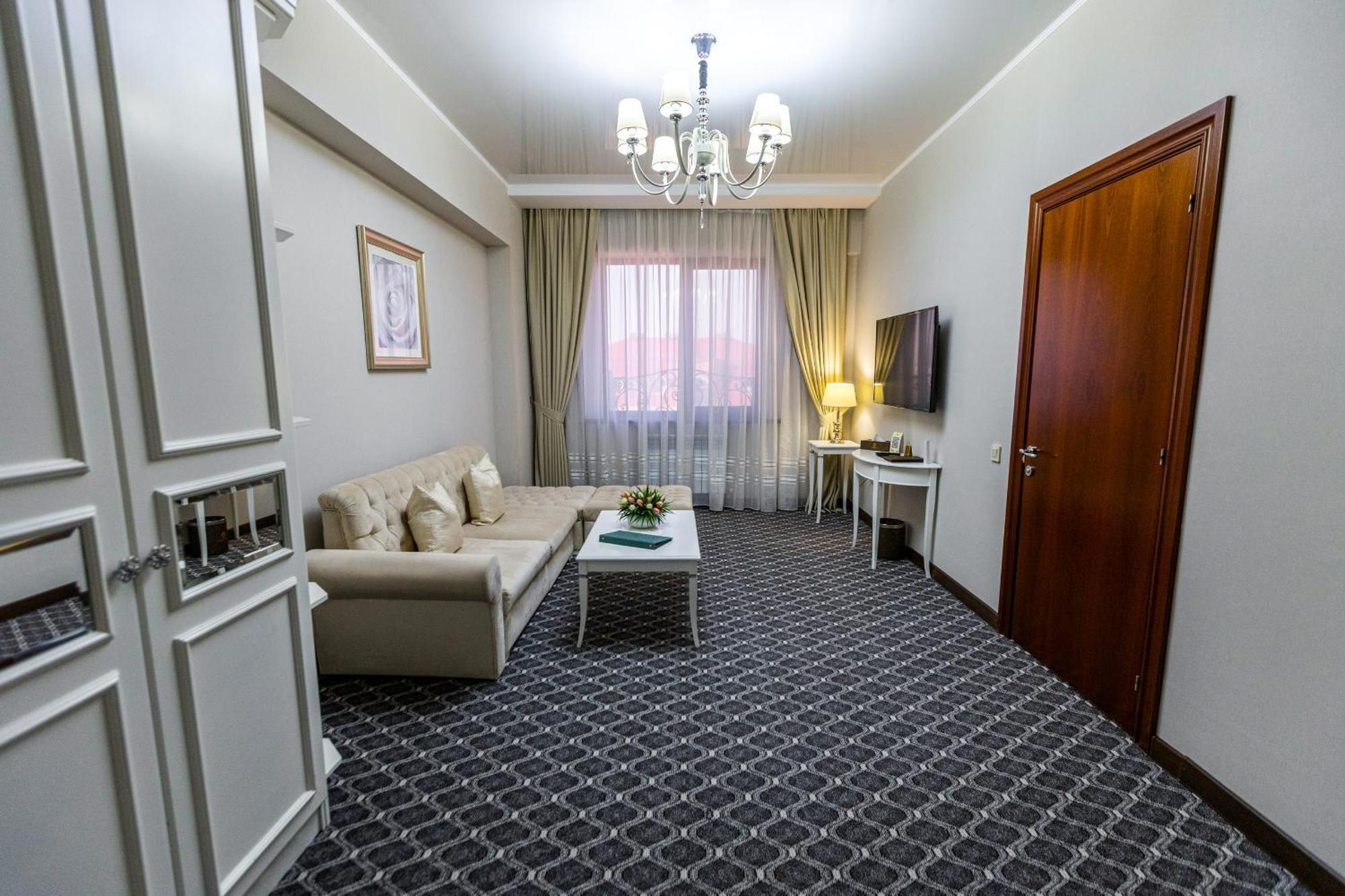 Plaza Hotel Almaty Exterior photo