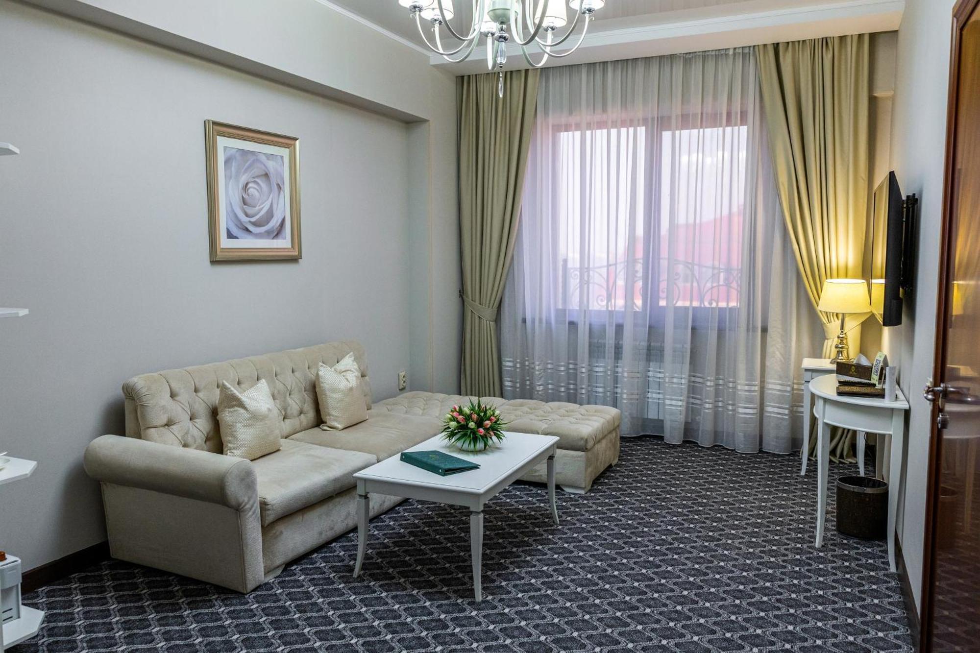 Plaza Hotel Almaty Room photo