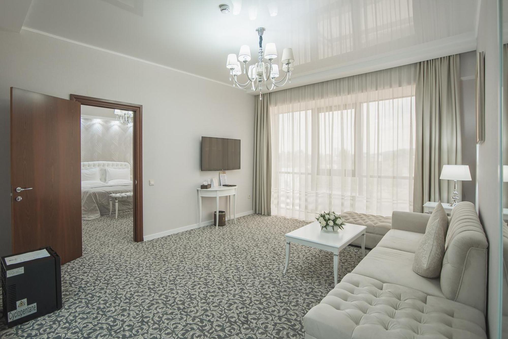 Plaza Hotel Almaty Exterior photo