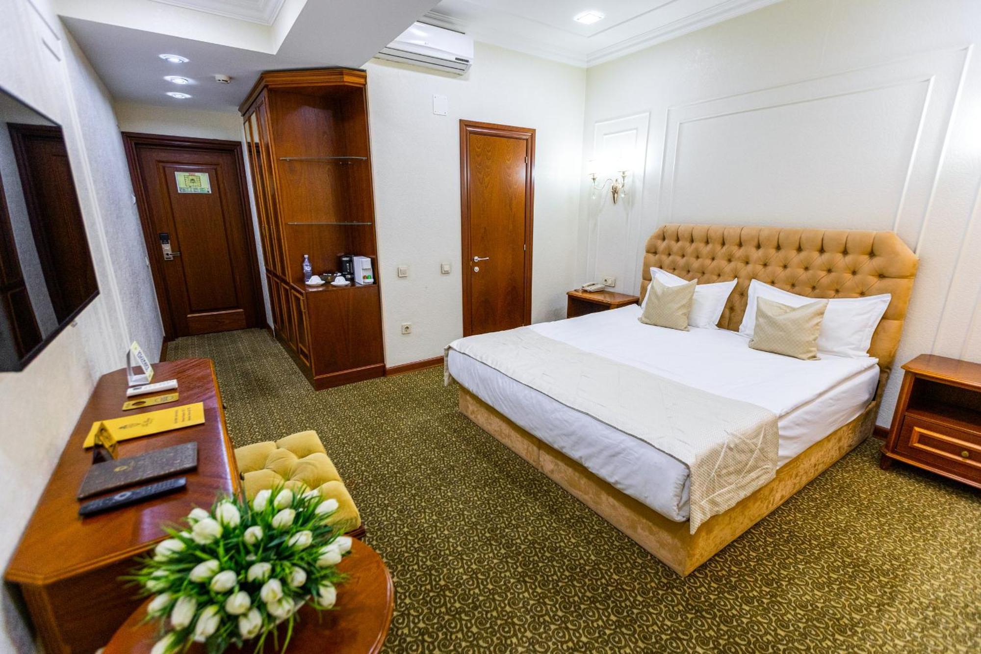 Plaza Hotel Almaty Exterior photo